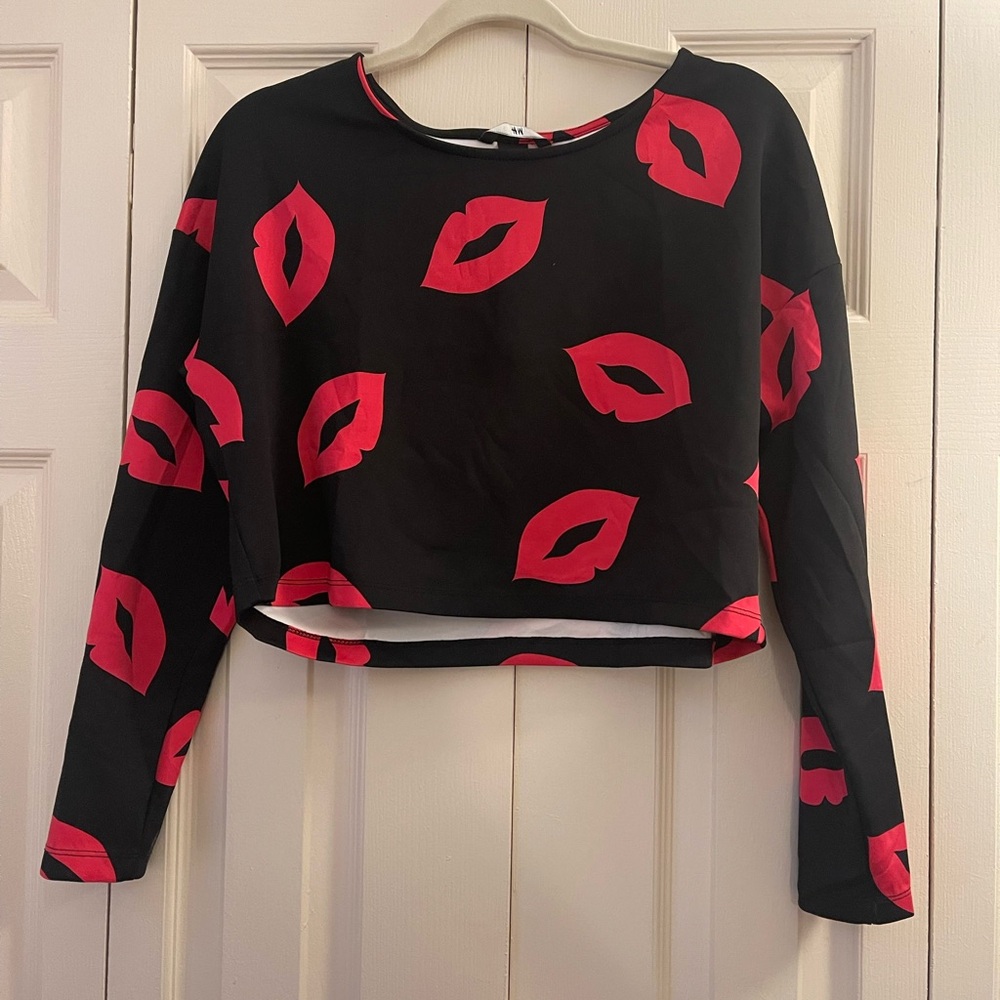 H&M Black and Red Lip Print Crop Top